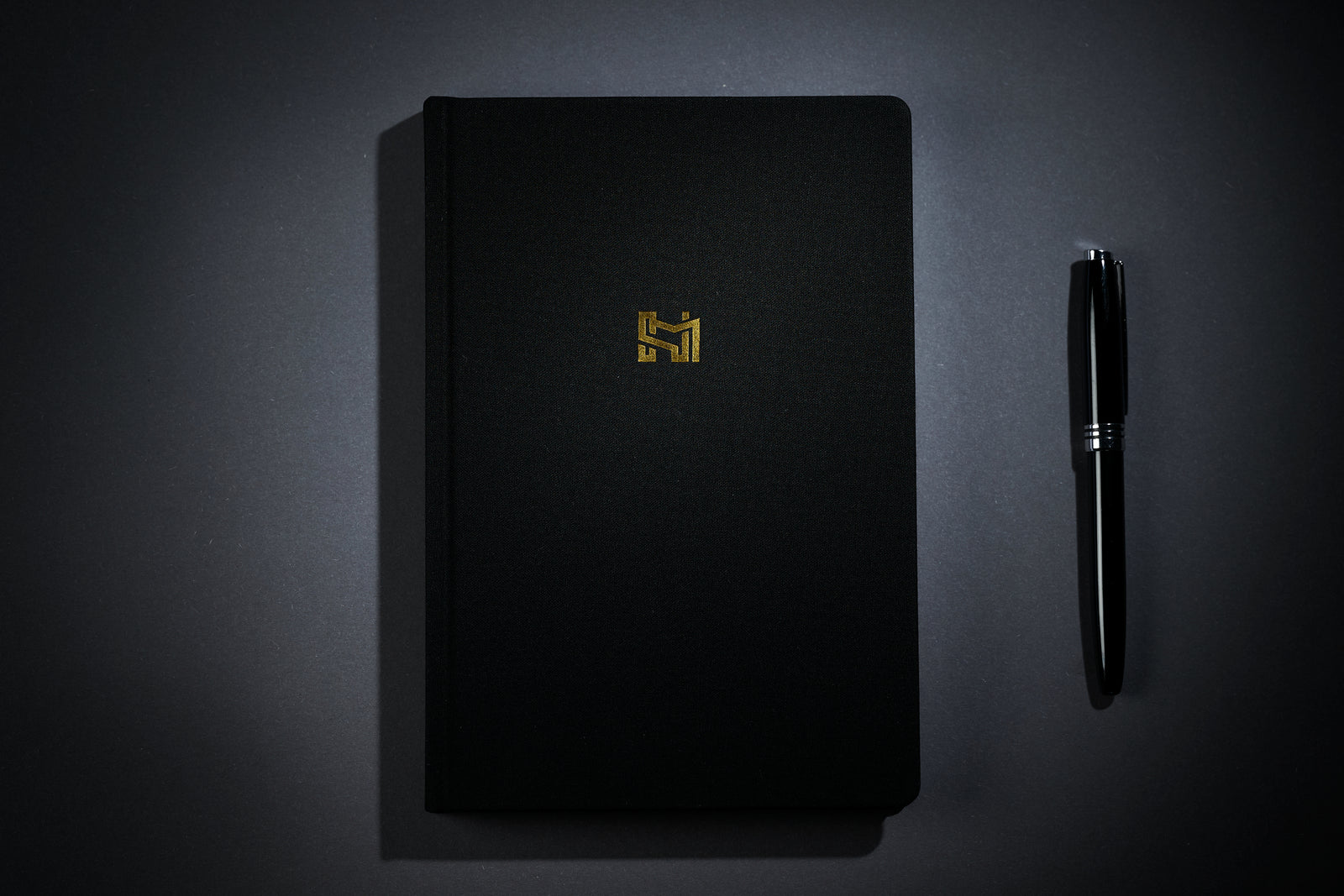 Le Mindset Planner fermé, posé avec un stylo