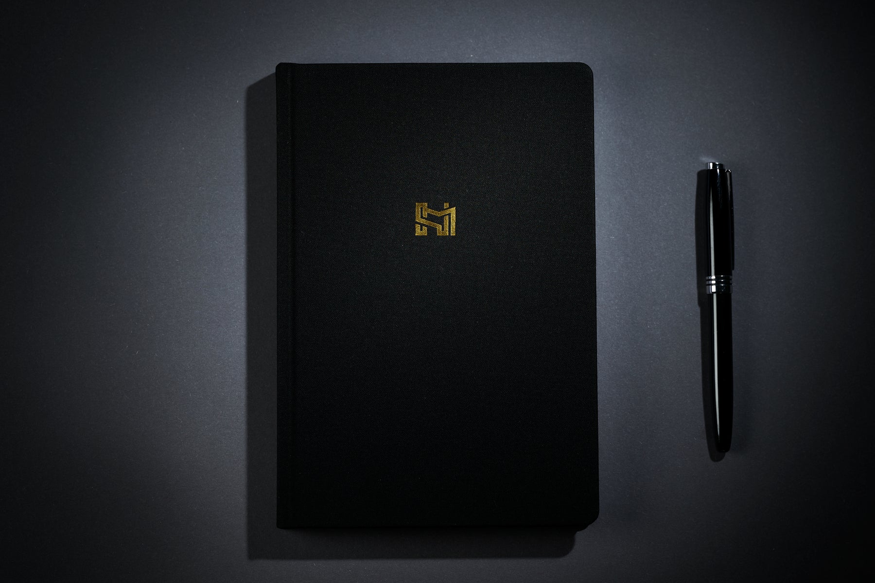 Le Mindset Planner fermé, posé avec un stylo